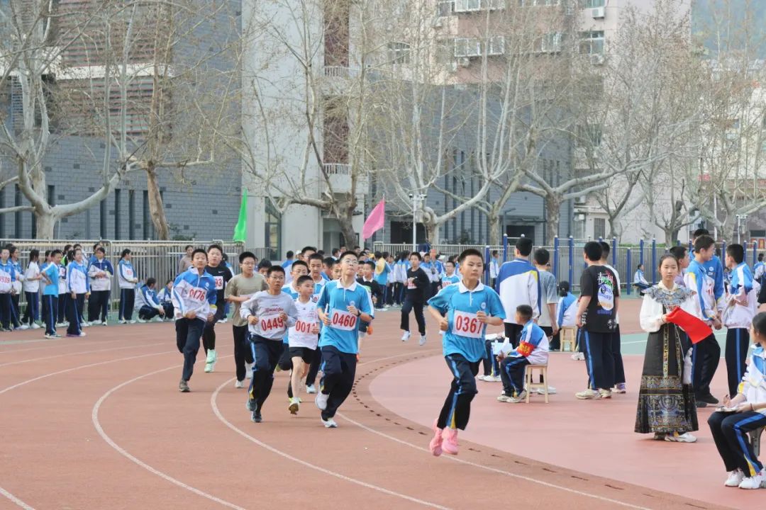 九游体育团结拼搏展风采 青春逐梦向未来—泰山学院附属中学举行春季田径运动会(图2)