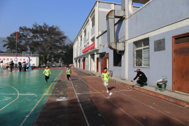 青春逐梦 赛道飞扬——江安县怡乐镇中九游体育心学校举行田径运动会(图2)