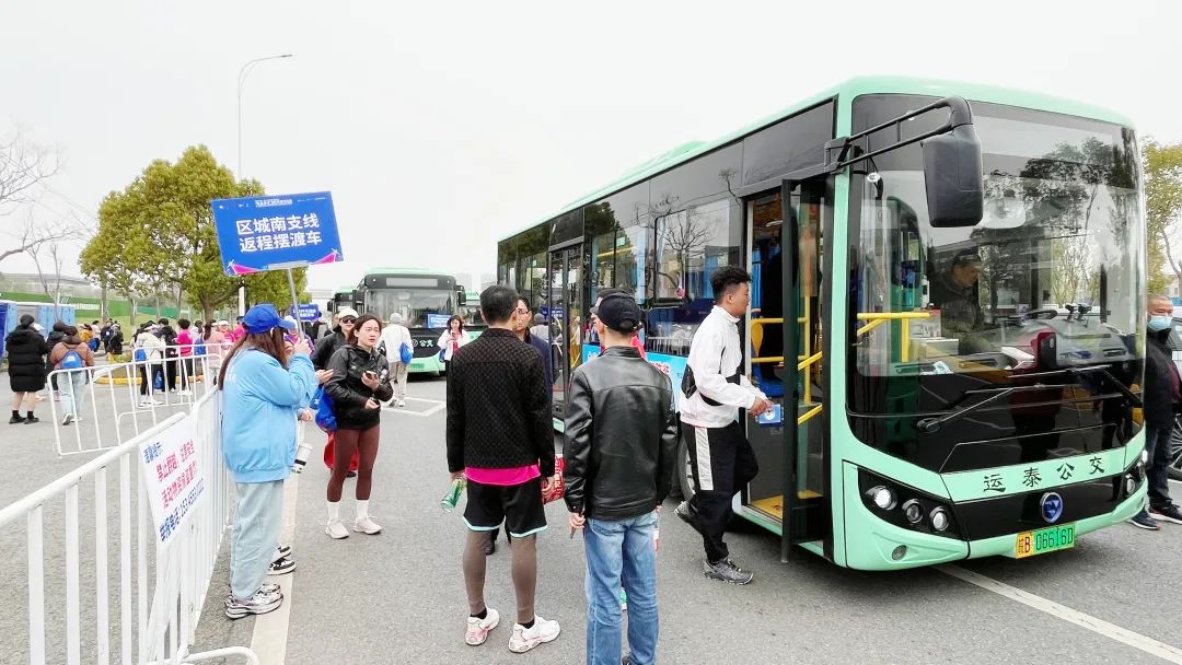 九游体育协鑫集成2025芜湖马拉松暨津盛农商行中国田径协会10公里精英赛（芜湖站）鸣枪开跑(图18)