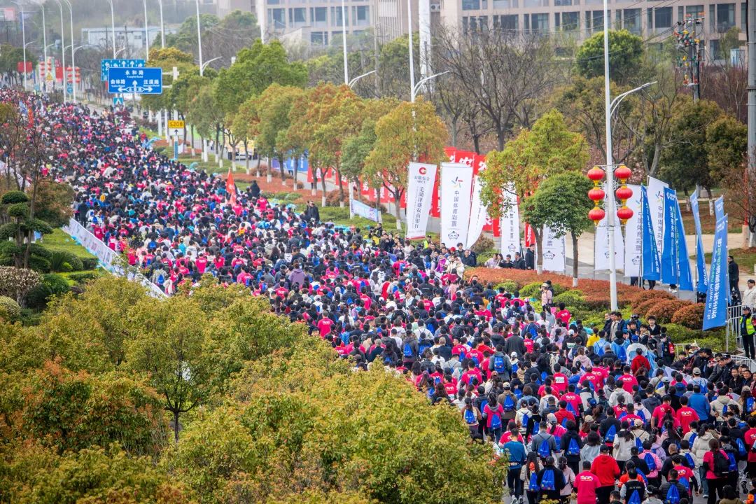 九游体育协鑫集成2025芜湖马拉松暨津盛农商行中国田径协会10公里精英赛（芜湖站）鸣枪开跑(图12)