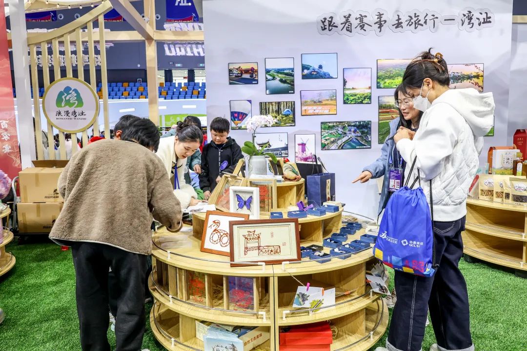 九游体育协鑫集成2025芜湖马拉松暨津盛农商行中国田径协会10公里精英赛（芜湖站）鸣枪开跑(图26)