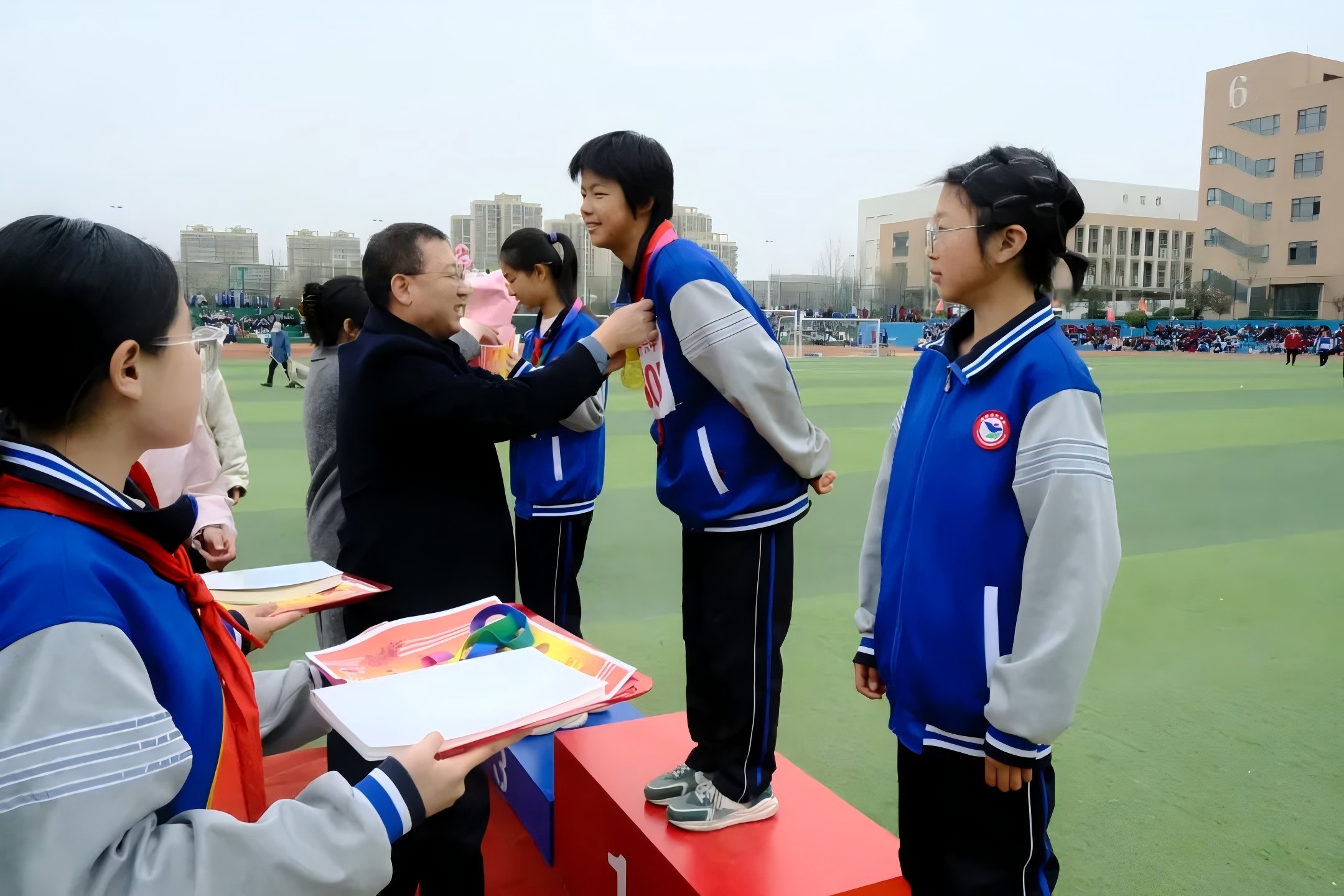 九游体育临沂第六中学太原路校区举行春季田径运动会(图4)