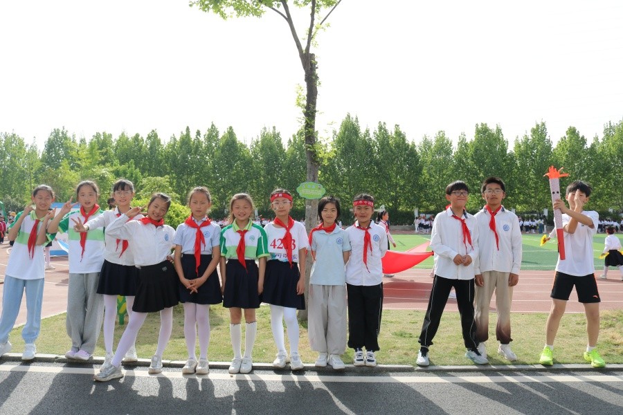 九游体育擎旗破晓逐春光 活力伦先竞锋芒合肥市伦先小学第六届田径运动会盛大启幕(图2)