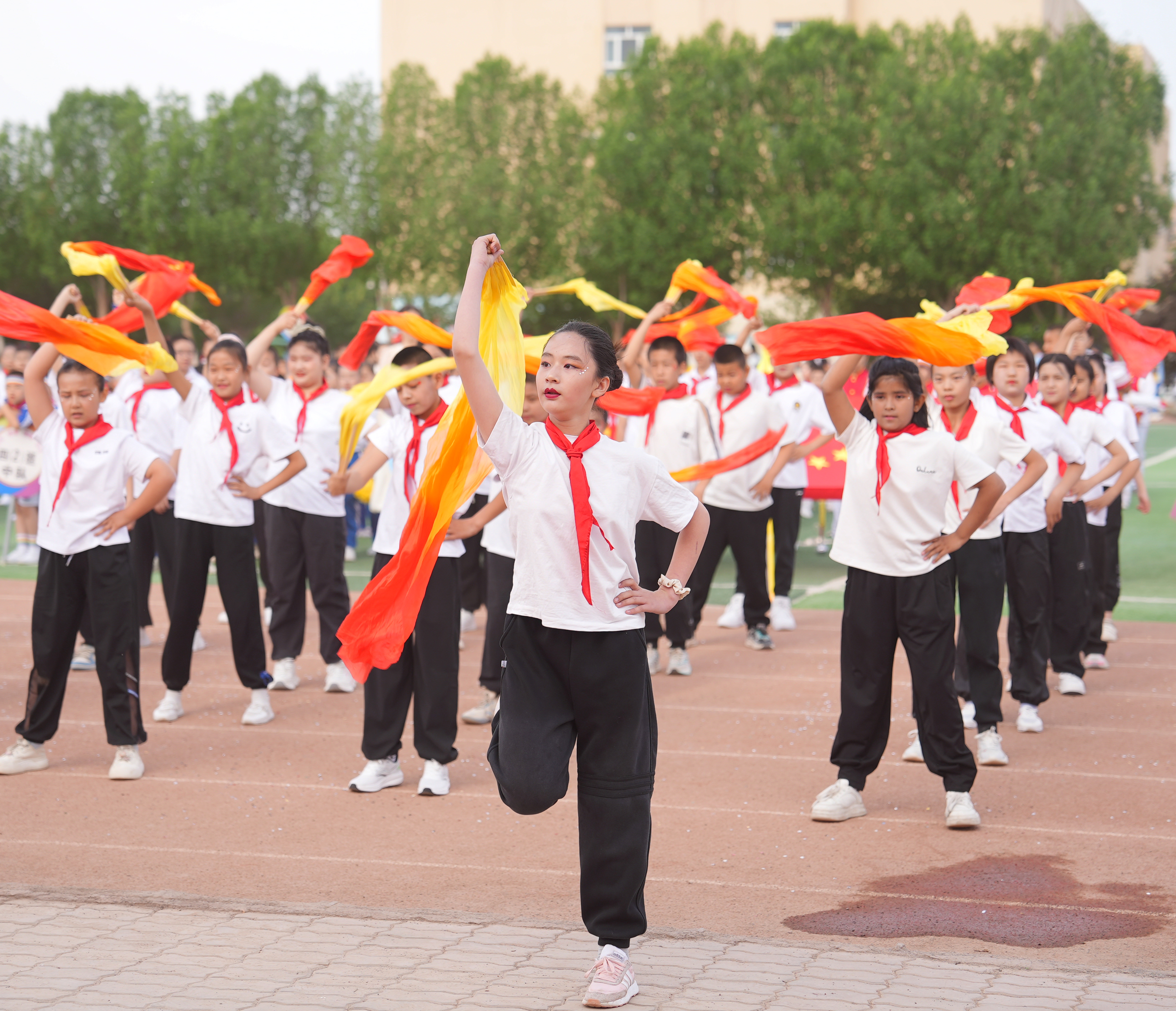 九游体育市六小亲子趣味运动节暨首届春季田径运动会开幕(图3)