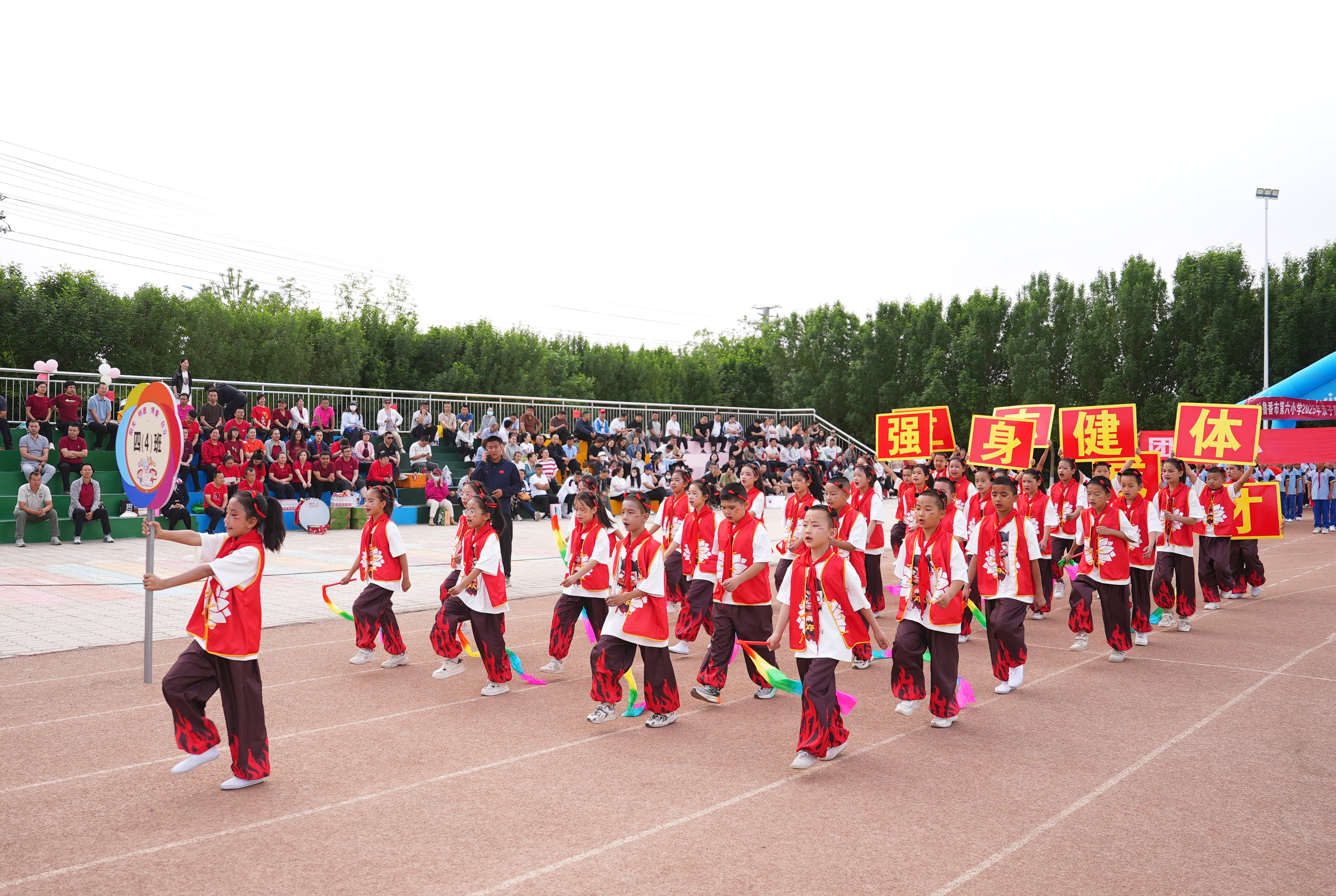 九游体育市六小亲子趣味运动节暨首届春季田径运动会开幕(图6)