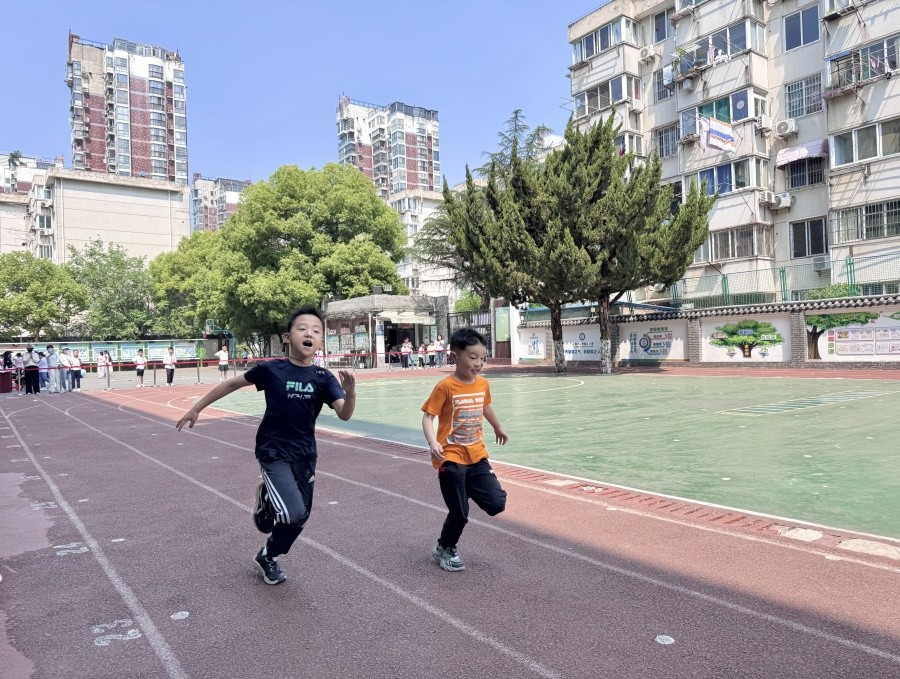 追风逐梦展风采 香雅少年勇争先 合肥市香樟雅苑小学2025年春季田径运动会圆满举行九游体育(图2)