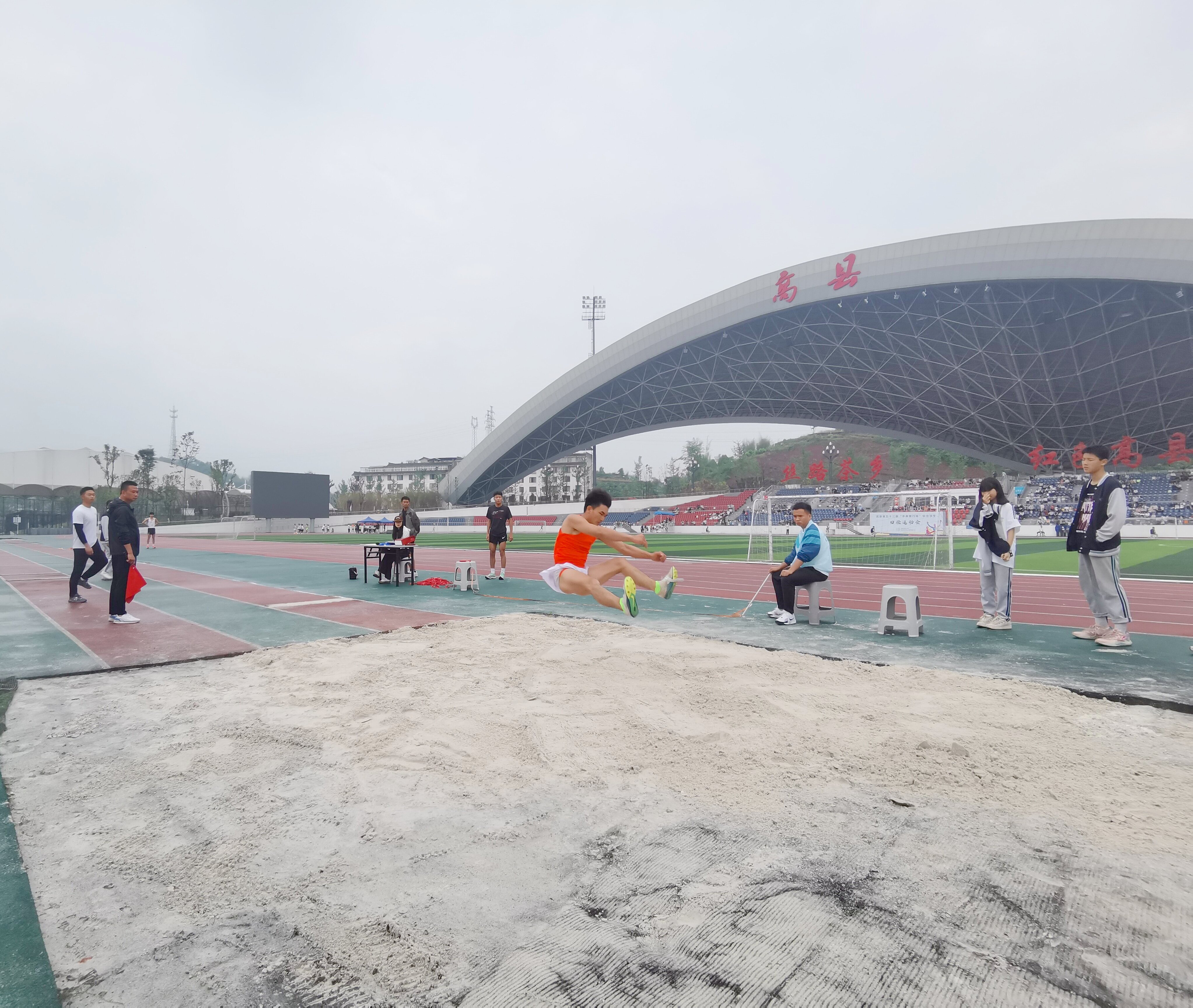 九游体育燃动五月！高县第五十三届“农商银行杯”中小学生田径运动会激情开赛(图2)