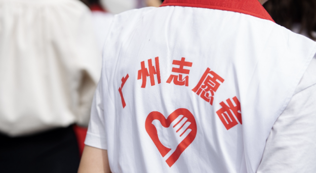 九游体育青春闪耀奥体！华工志愿者“上岗”十五运会田径测试赛(图3)