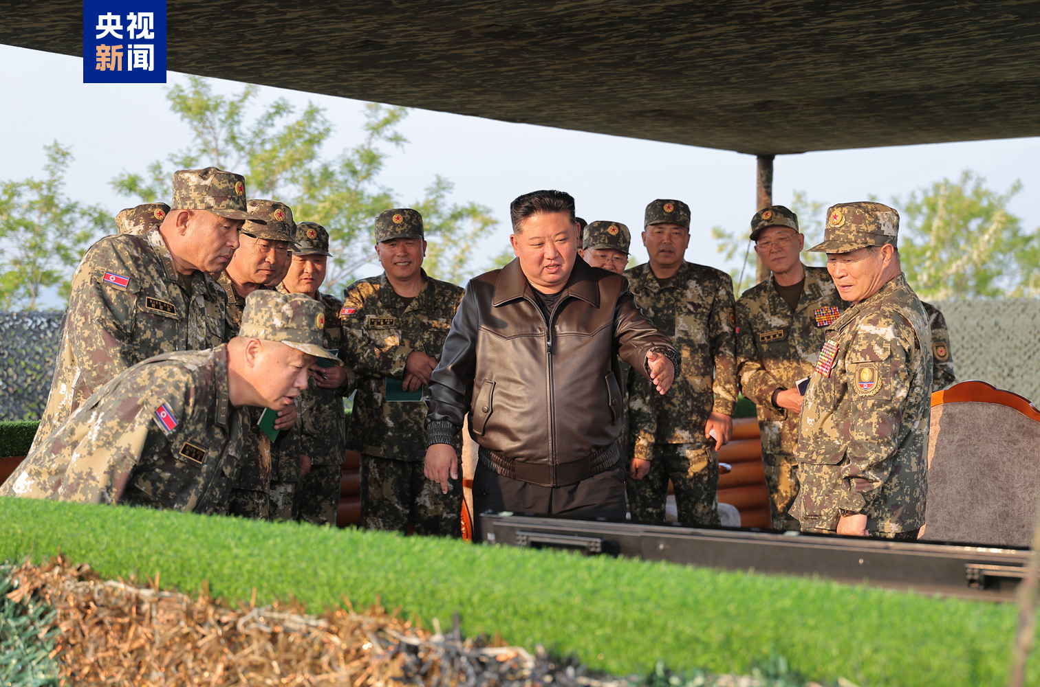金正恩观摩朝鲜人民军大联合部队炮兵部队火炮射击比赛九游体育(图2)