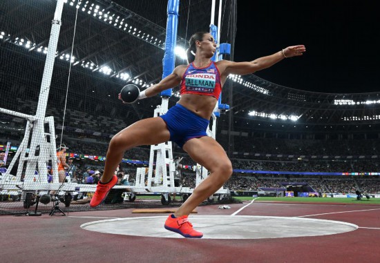 九游体育东京田径世锦赛 ｜ 百米飞人大战“新王”“新后”加冕(图2)