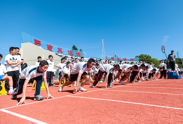 九游体育十堰市东风第七中学举办第四十二届田径运动会(图3)