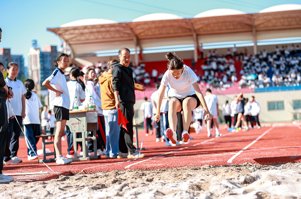 九游体育十堰市东风第七中学举办第四十二届田径运动会(图2)