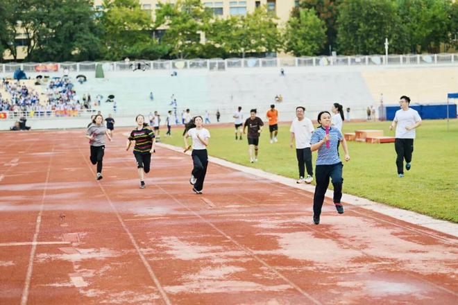 九游体育拼搏青春燃梦强健体魄报国——青岛大学附属中学第十八届阳光体育秋季田径运动会圆满落幕(图5)