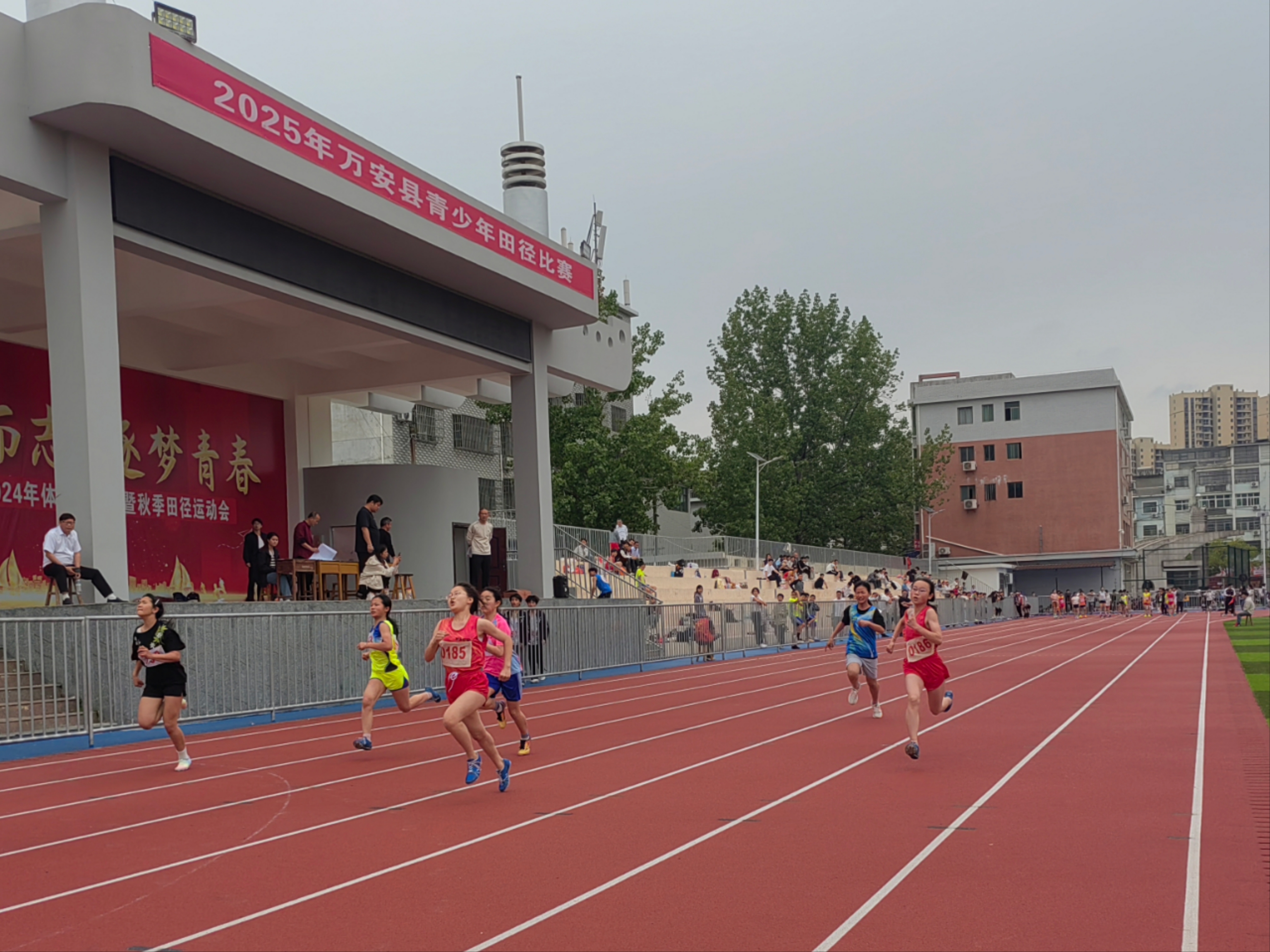 九游体育淮南市第十届运动会田径比赛开赛 1137名选手赛场逐梦(图1)