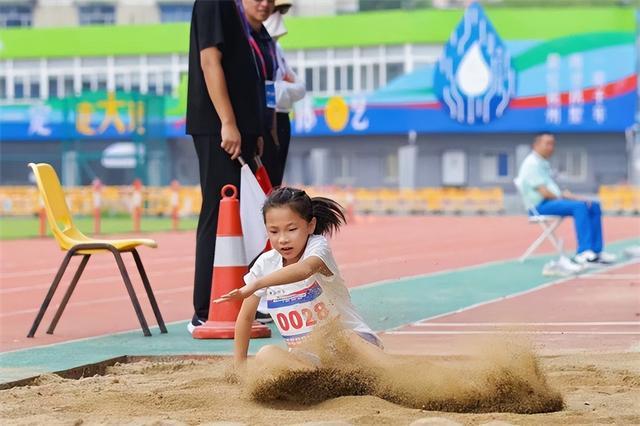 九游体育国庆假期怎么过？他们选择在杭州参加这场田径比赛(图2)