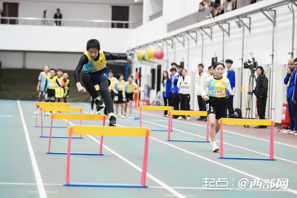 九游体育软式器材护航“快乐田径” 近500孩子田径赛玩转“跑跳投”(图4)