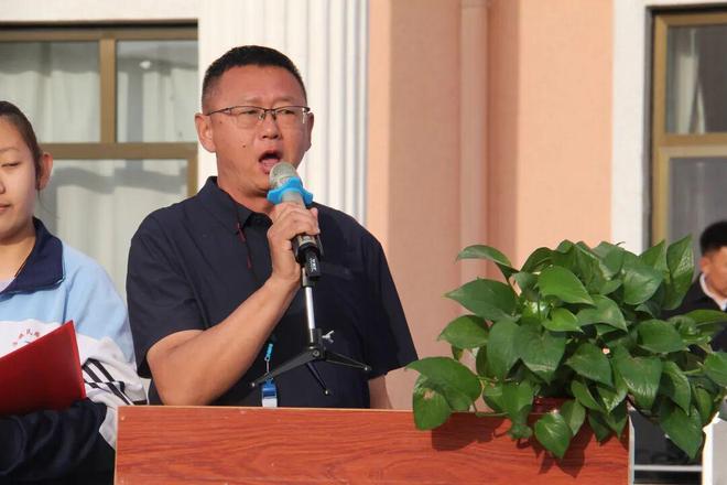 九游体育准格尔旗民族中学举行第三十三届田径运动会与“力量杯”师生赛(图2)