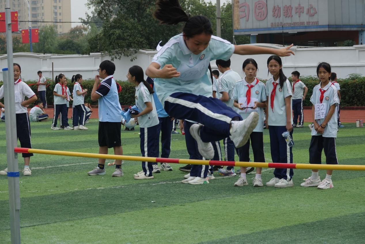 初心赓续八十载运动强体铸辉煌——经开区兴中学校第十七届田九游体育径运动会精彩纷呈(图1)