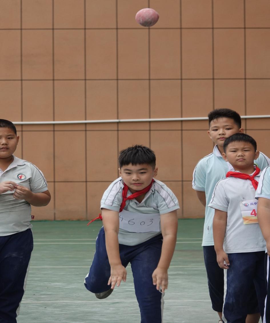 初心赓续八十载运动强体铸辉煌——经开区兴中学校第十七届田九游体育径运动会精彩纷呈(图2)