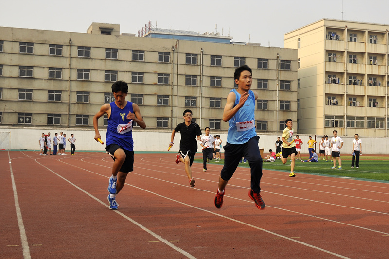 九游体育交通安全百日行动 绛县交警巧借中小学田径运动会 校园门口话安全(图1)