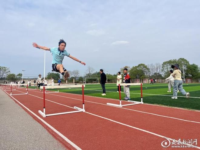 燃动金秋 跃向未来九游体育——走马街镇中心学校2025年秋季田径运动会圆满落幕(图2)