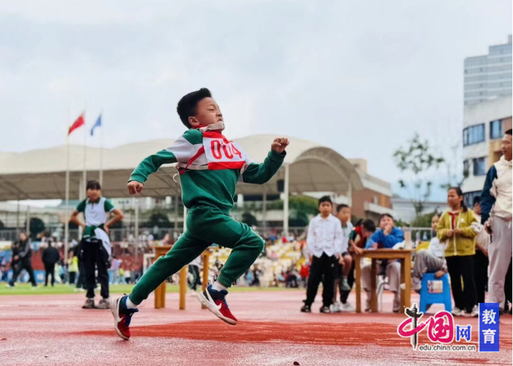 活力洗小跃动赛道 宜宾洗马池小学举行第四届小学生田径运动会九游体育(图2)