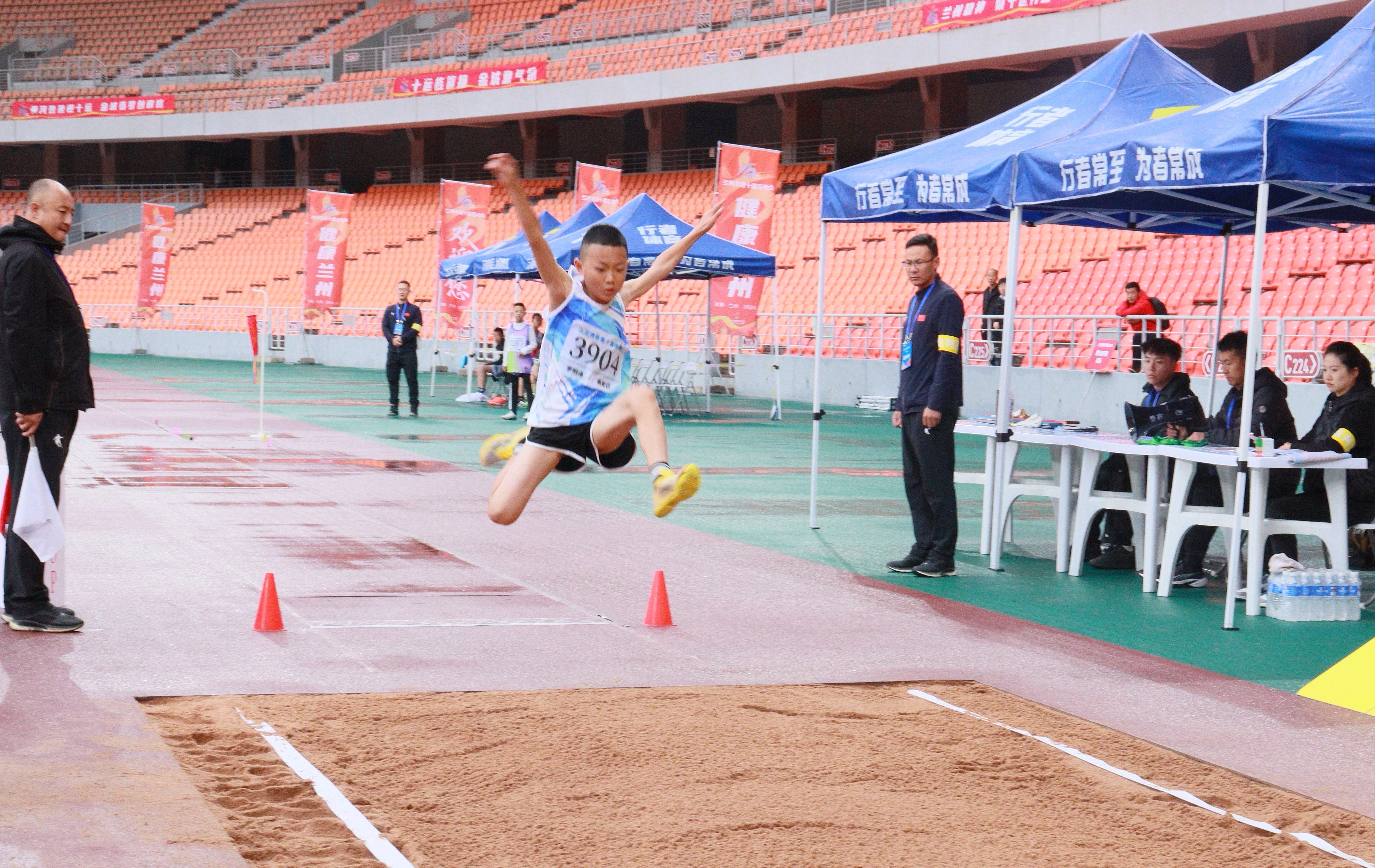 九游体育陕西省第四十四届大学生田径运动会开幕(图1)