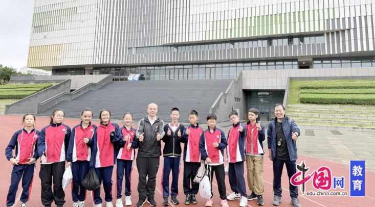 九游体育祝贺！成都龙泉驿光华东山学校勇夺龙泉驿中小学生田径运动会团体总分冠军(图2)