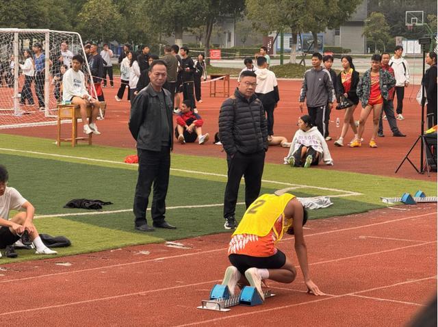 九游体育桂溪中学勇夺2025年南溪区中小学生田径运动会团体冠军(图4)