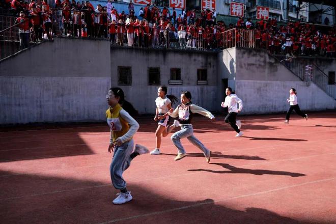 九游体育运动点燃梦想 拼搏点亮童年 通川区文华街小学校第八届田径运动会(图5)