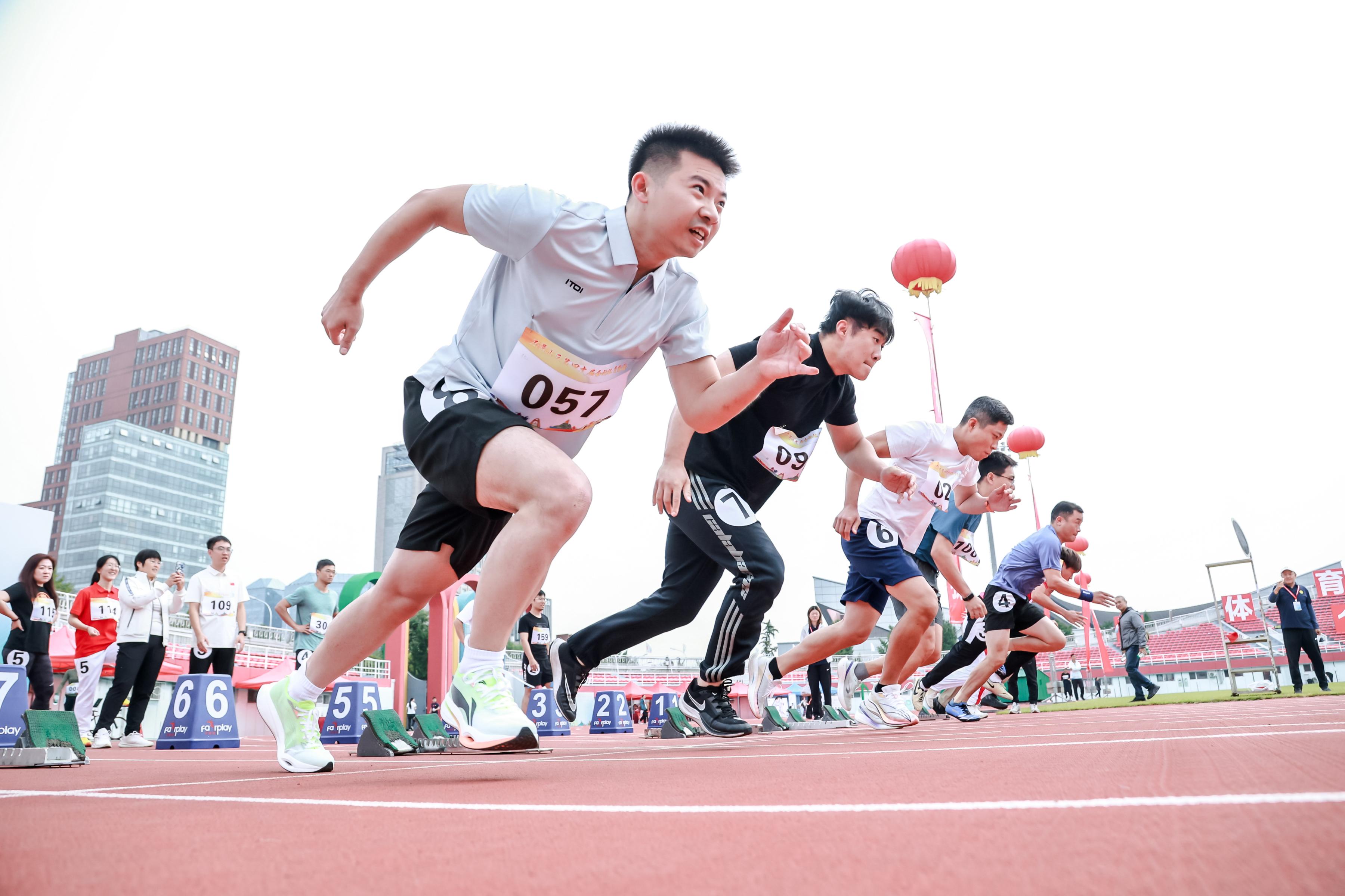 九游体育用运动为学生上一堂职场预备课：懂体育规则、有拼搏精神(图1)