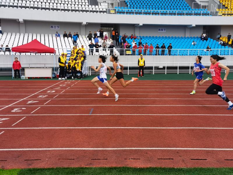 速度与激九游体育情碰撞 青春与梦想齐飞——新郑双语高级中学2025年秋季田径运动会火热开赛！(图1)