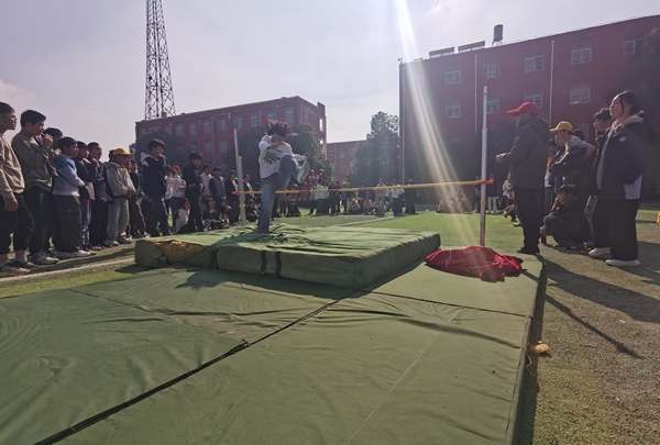 固镇县仲兴初级中学2025年秋季田径运动会圆满举行九游体育(图2)