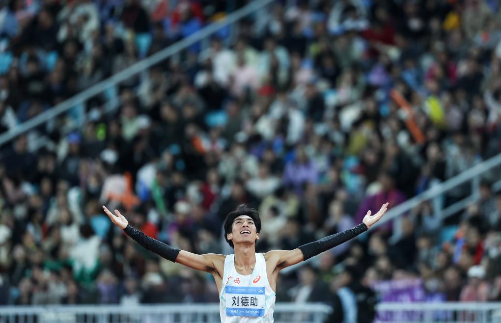 全运会｜沉浸式揭秘新华社记者如何出图·田径篇九游体育(图21)