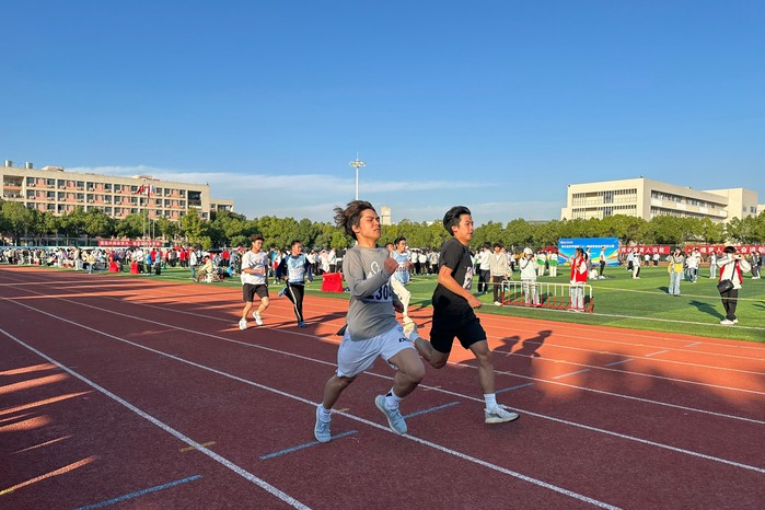 九游体育第十五届全运会田径女子七项全能比赛收官 老将周晶晶获第六(图1)