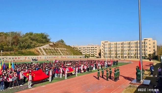 信阳九游体育市第六职业高级中学举办2025年秋季趣味、田径运动会(图2)