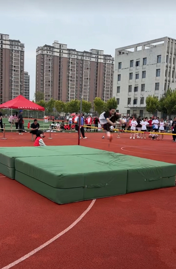 九游体育潜山四中斩获潜山市第四届中学生田径运动会团体冠军(图3)