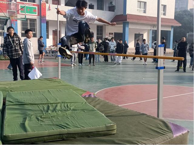 九游体育江安县淯江中学举办第二届“青阳杯”田径运动会(图4)