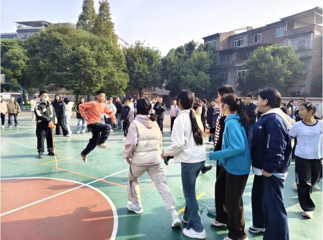 九游体育江安县淯江中学举办第二届“青阳杯”田径运动会(图2)