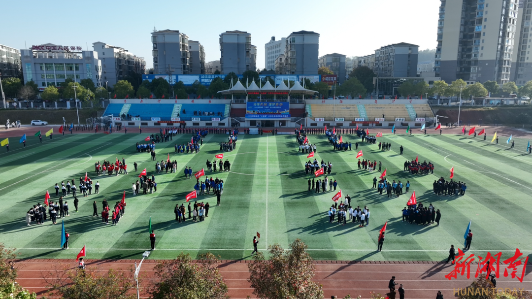 九游体育青春“火苗”燃动赛场！衡南县2025年中学生田径运动会开幕(图2)