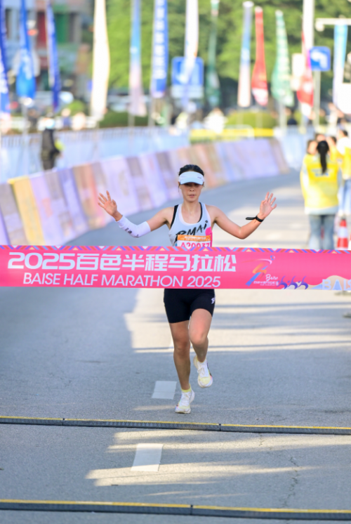 2025百色半程马拉松圆九游体育满收官 红色赛道绽放激情与荣耀(图5)