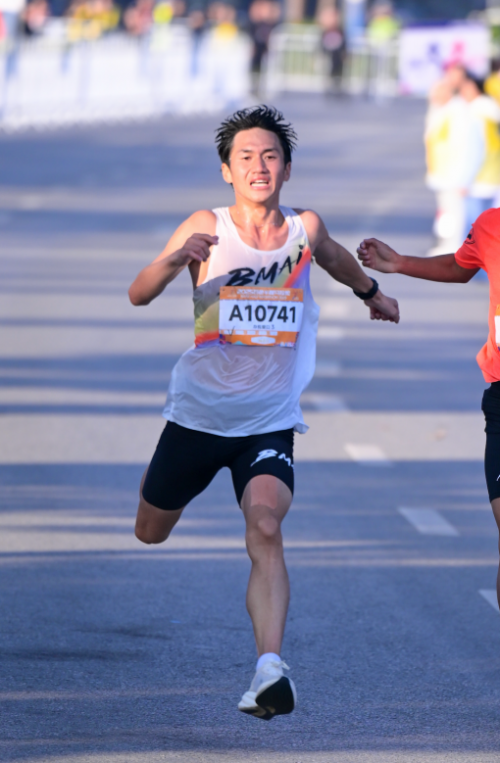 2025百色半程马拉松圆九游体育满收官 红色赛道绽放激情与荣耀(图4)