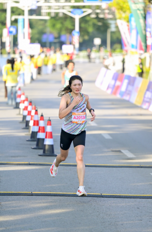 2025百色半程马拉松圆九游体育满收官 红色赛道绽放激情与荣耀(图7)