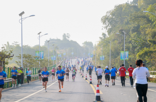 2025百色半程马拉松圆九游体育满收官 红色赛道绽放激情与荣耀(图8)