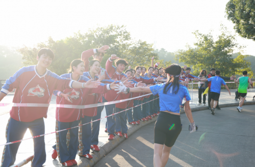 2025百色半程马拉松圆九游体育满收官 红色赛道绽放激情与荣耀(图12)