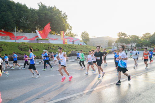 2025百色半程马拉松圆九游体育满收官 红色赛道绽放激情与荣耀(图11)