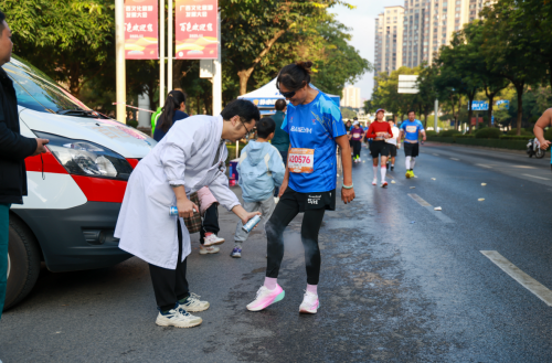 2025百色半程马拉松圆九游体育满收官 红色赛道绽放激情与荣耀(图14)