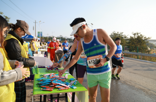 2025百色半程马拉松圆九游体育满收官 红色赛道绽放激情与荣耀(图13)