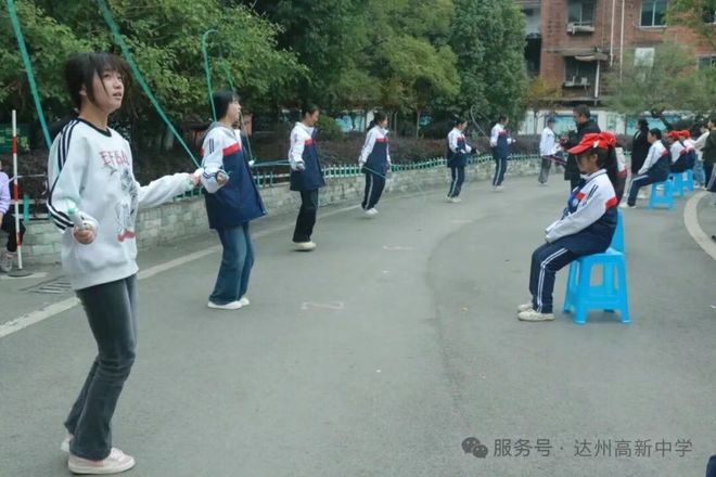 九游体育速度与激情——达州高新中学第四届田径运动会圆满落幕(图5)