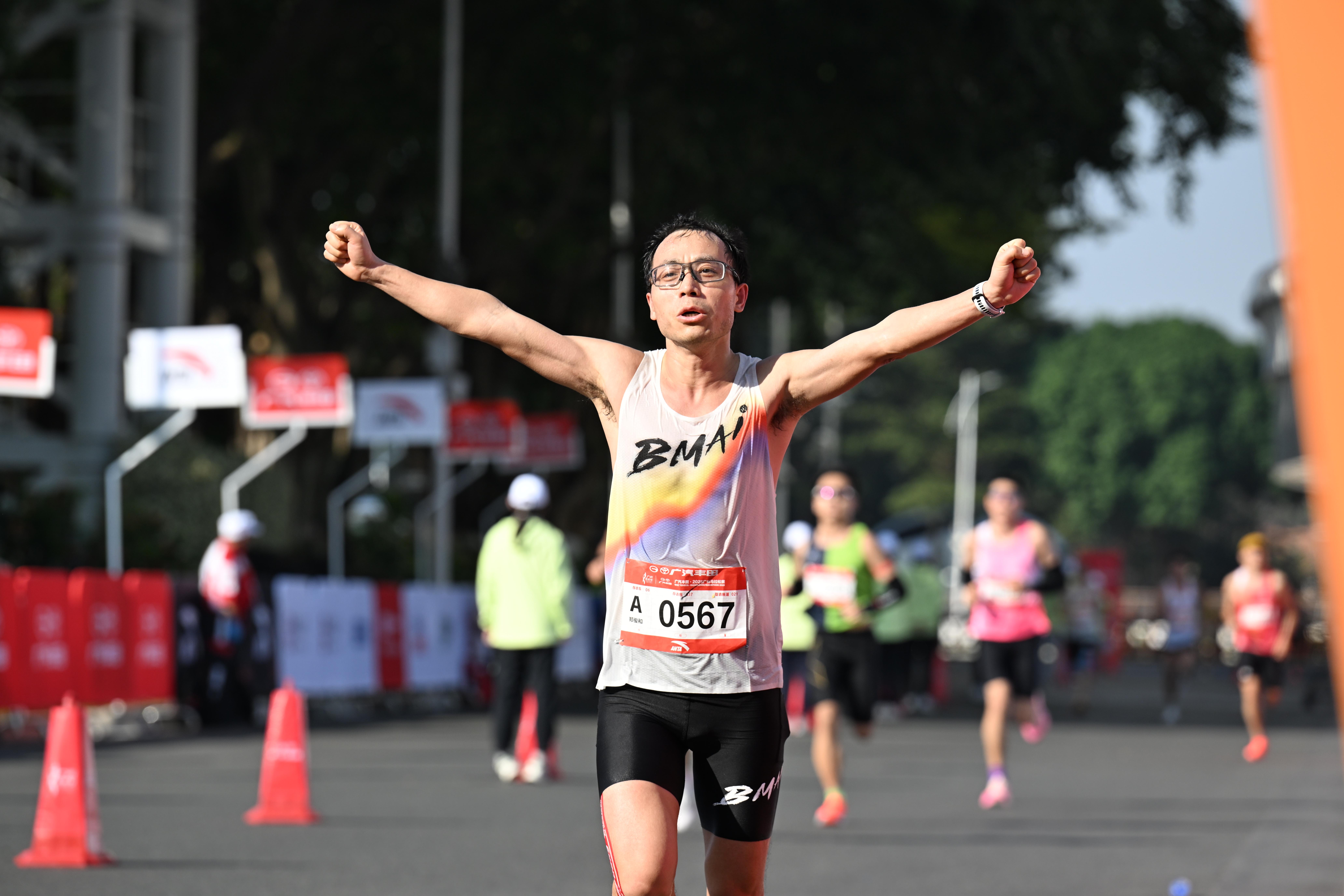 九游体育活力湾区奔跑广马2025广州马拉松赛圆满举办(图4)